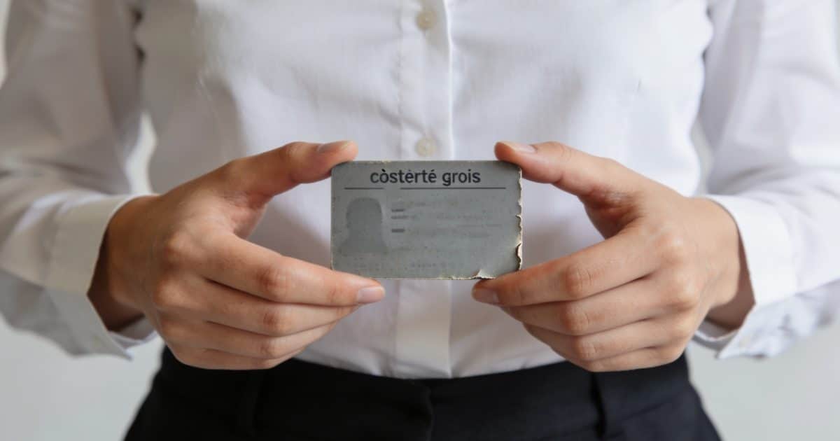 Employe administratif posant une vieille carte grise