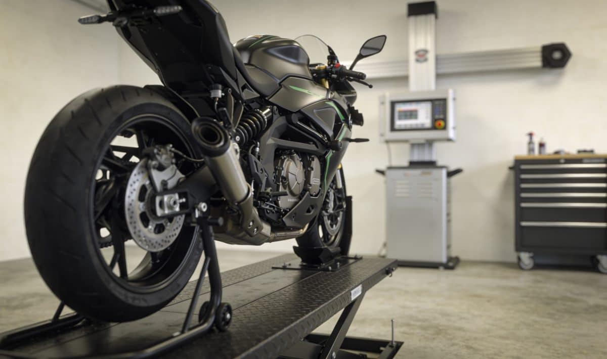moto recente sur pont elevateur en garage