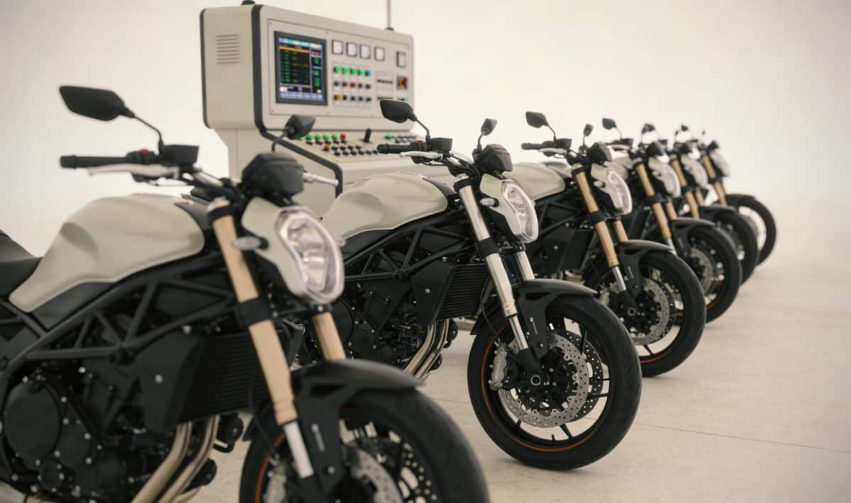 File de motos alignee devant centre de controle