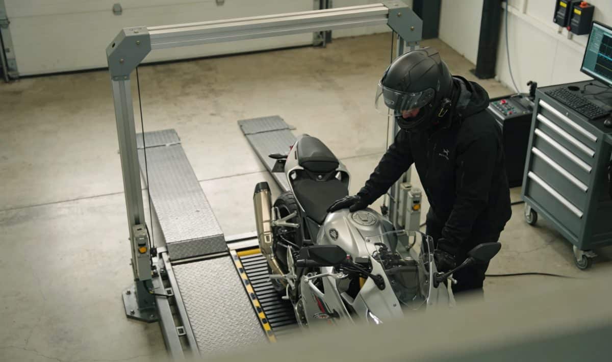 motard gare sa moto au centre de controle technique